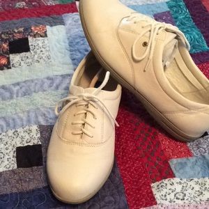 Like New 8.5 WW Easy Spirit Shoes